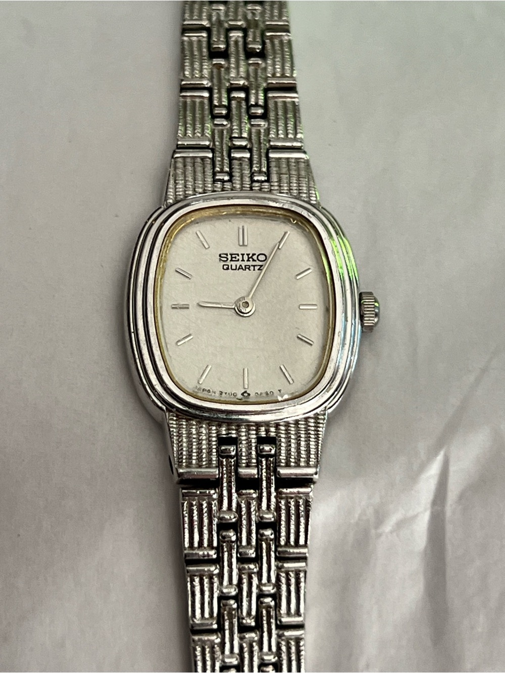 Seiko Quartz Women’s Dainty Silver Tone Watch 2Y00-5A19 Vintage 1990s